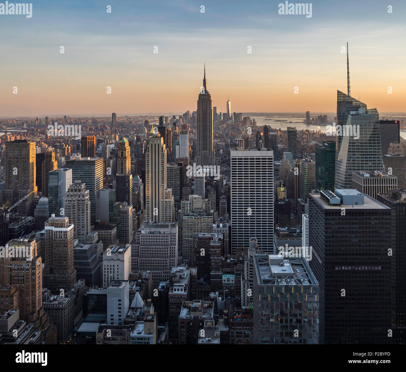 Atardecer en el Empire State Building, el World Trade Center y el horizonte de Manhattan desde la cima de la roca, Nueva York, EE.UU. Foto de stock