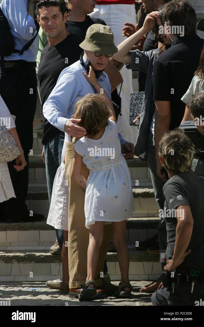 Woody Allen juega con su hija Bechet en el Park Güell, en la película "Vicky Cristina Barcelona