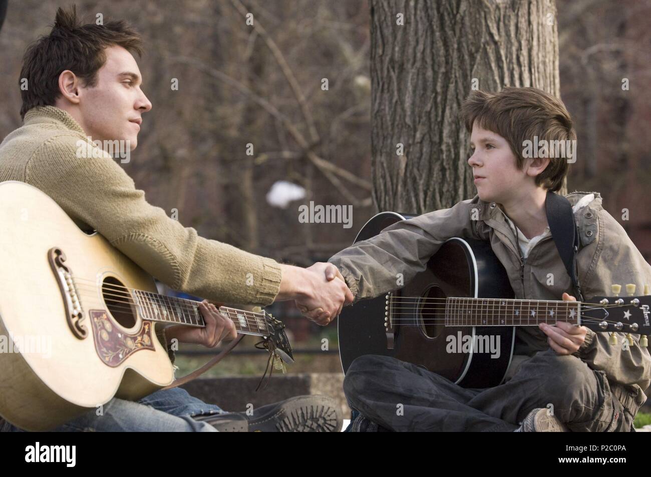 El título original de la película: August Rush. Título en inglés: August  Rush. El director de cine: Kirsten Sheridan. Año: 2007. Estrellas: Jonathan  Rhys Meyers; Freddie Highmore. Crédito: CJ Entertainment/Odyssey  Entertainment/SOUTHPAW /