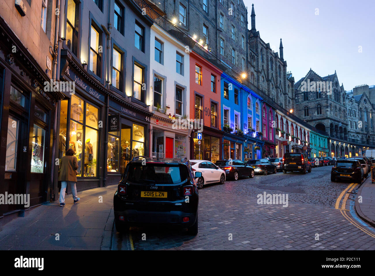 West Bow, el casco antiguo de Edimburgo en la noche con los coloridos edificios y calles empedradas; Sitio de Patrimonio Mundial de la UNESCO de Edimburgo, Edimburgo, Escocia, Reino Unido Foto de stock
