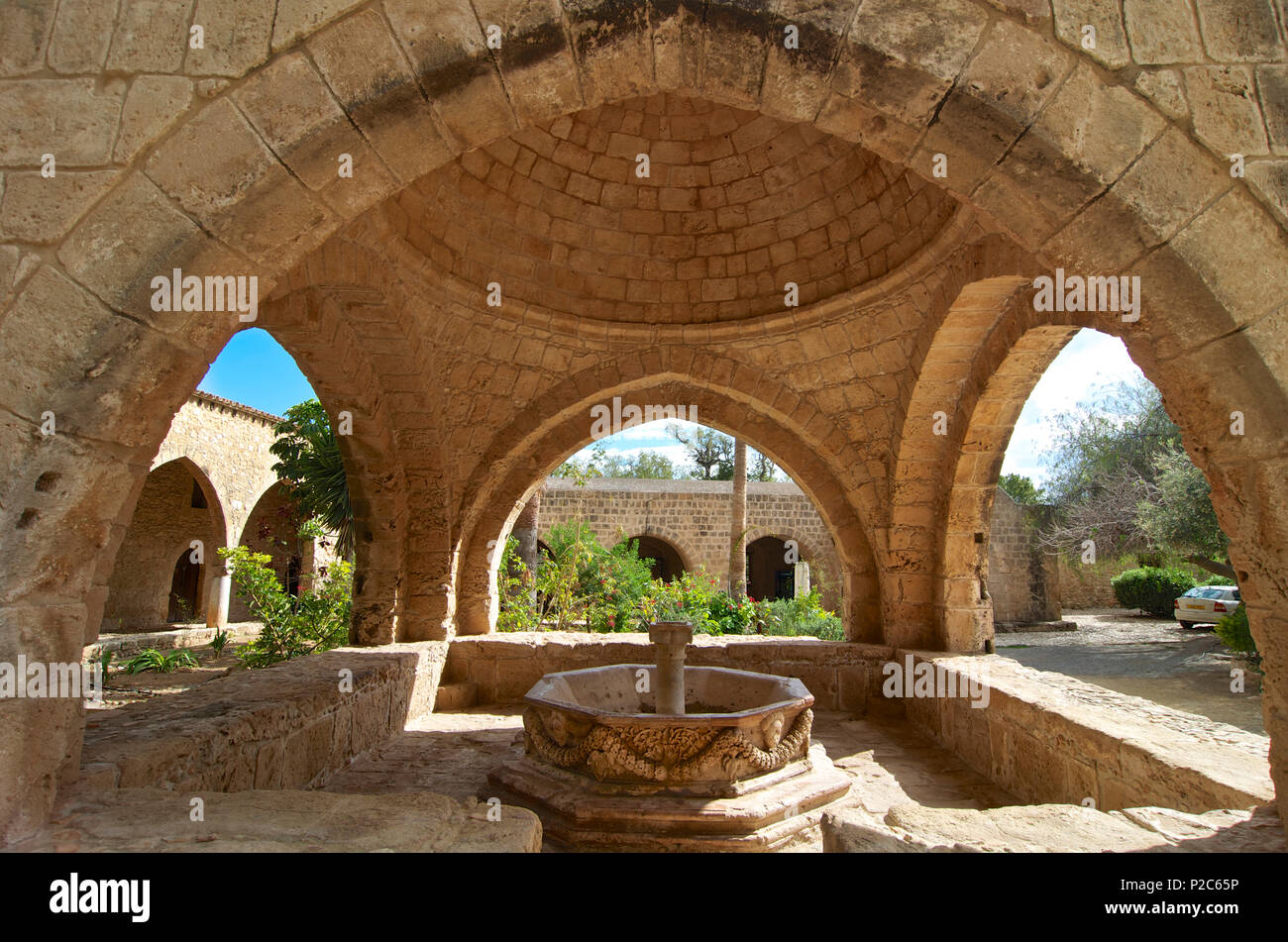 Fuente en el monasterio de Ayia Napa, Agia Napa, Larnaca, Larnaca, Chipre distrito Foto de stock