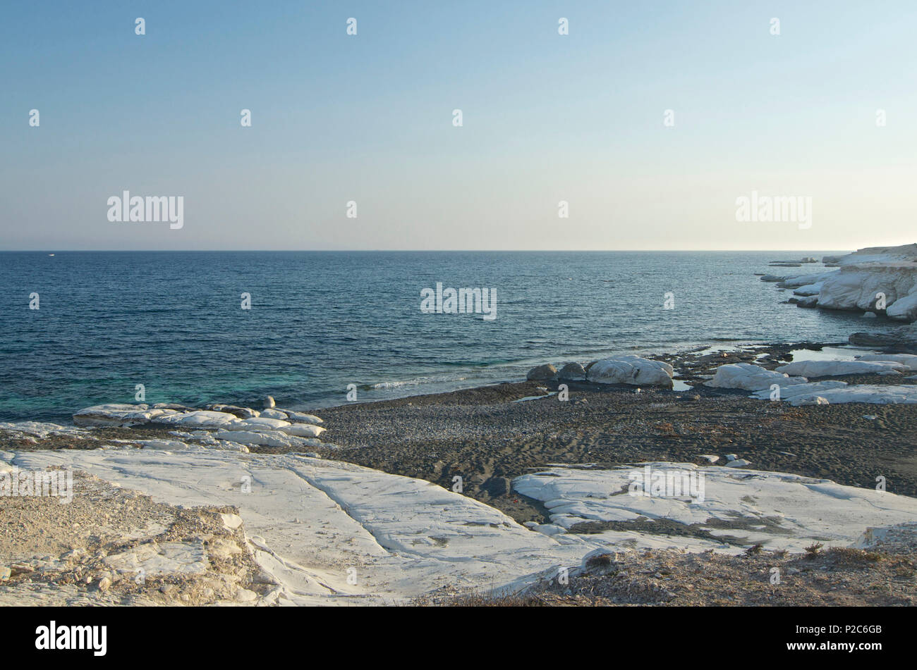 Rocas blancas de Playa del Gobernador, la solitaria playa de guijarros, Limassol, Chipre Foto de stock