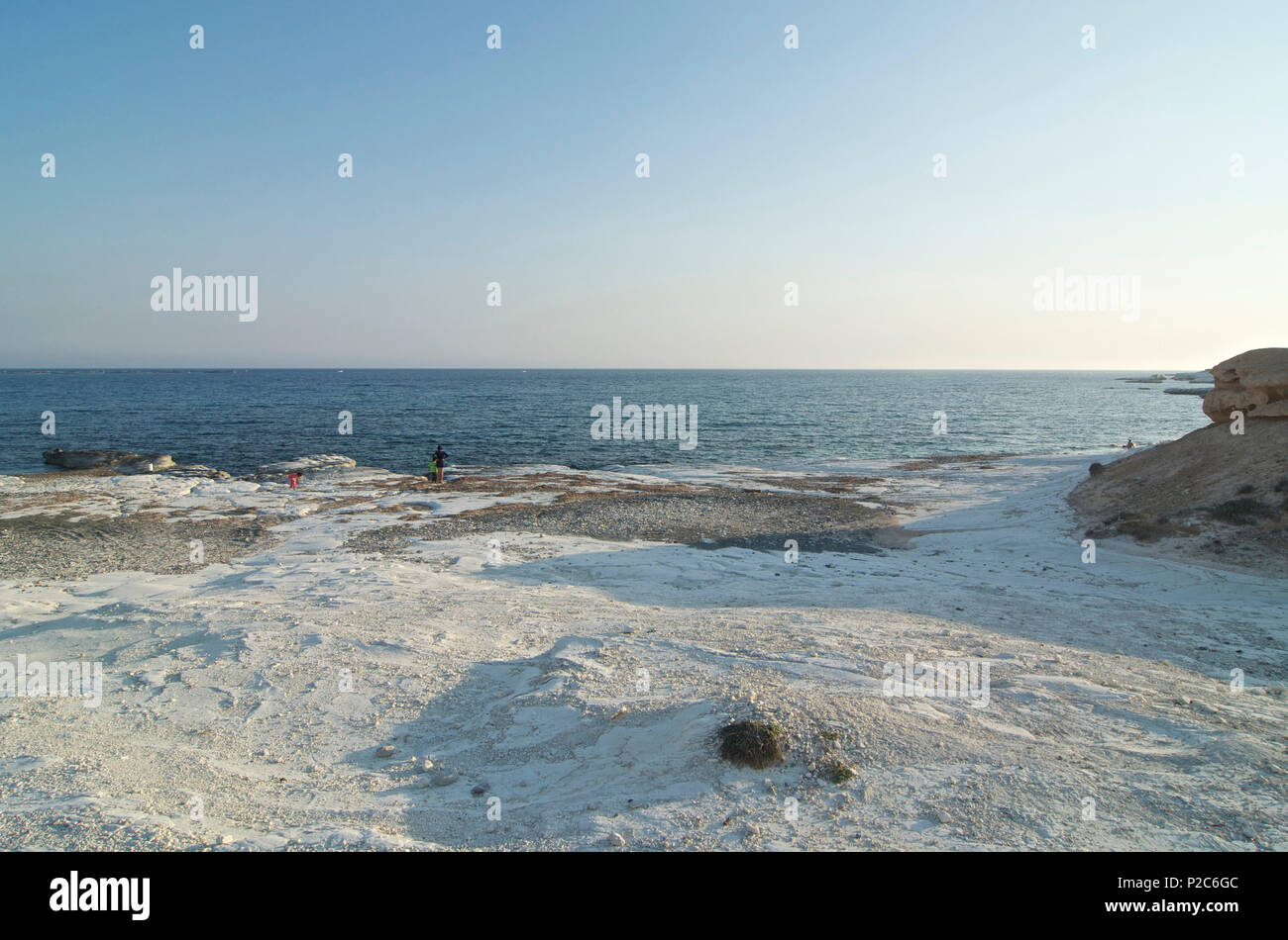 Rocas blancas de Playa del Gobernador, la solitaria playa de guijarros y unas pocas personas, Limassol, Chipre Foto de stock