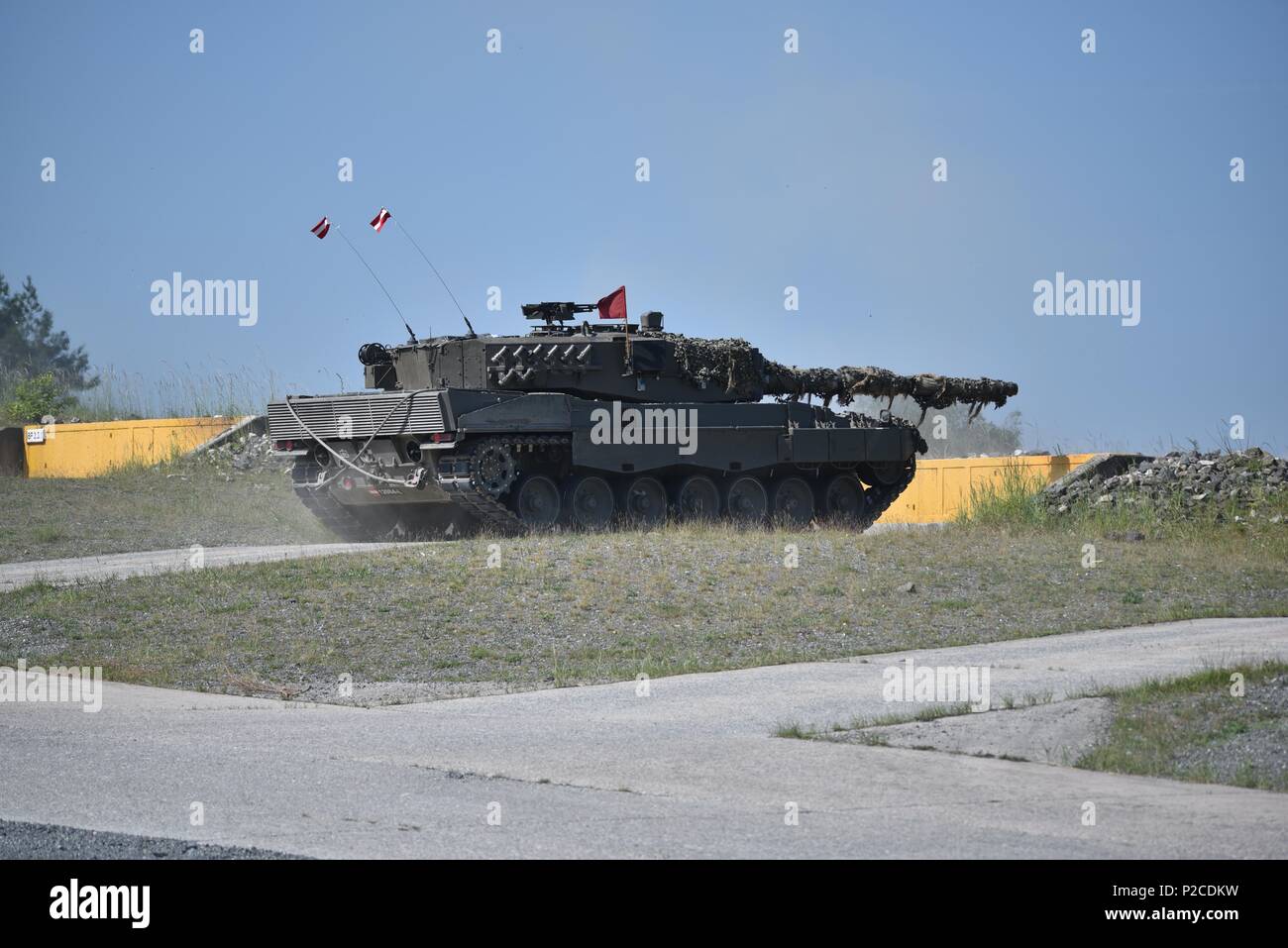 Un austríaco de Leopard 2A4 depósito, operado por soldados austríacos asignado a la sexta Compañía del depósito, 14º Batallón Panzer, incendios en su objetivo durante la Europa fuerte depósito Challenge (SETC), en la séptima la formación del ejército del Comando Área de Formación Grafenwoehr, Grafenwoehr, Alemania, Junio 04, 2018, 4 de junio de 2018. Ejército de EE.UU. Europa y el ejército alemán co-anfitrión de la tercera Europa fuerte desafío del depósito en el área de capacitación de Grafenwoehr, 3 - 8 de junio, 2018. El depósito Europa fuerte desafío es un evento anual de capacitación diseñado para dar a los países participantes una dinámica, productiva y divertida para fomentar el entorno en el que la parte militar Foto de stock