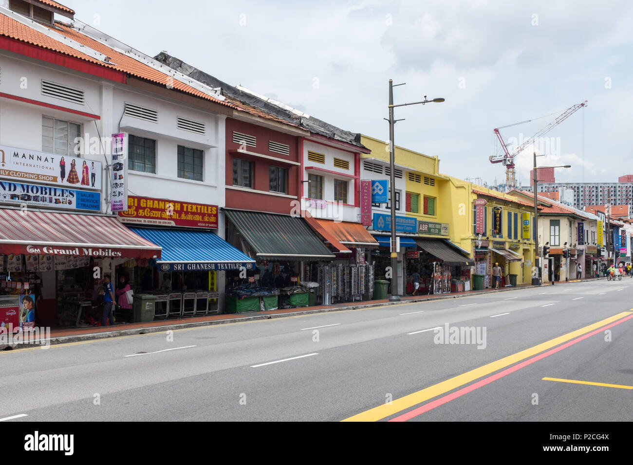 La Serangoon Road, en el distrito de Little India de Singapur, que es conocido por los restaurantes indios, centros comerciales, tiendas de joyería y sastres. Foto de stock
