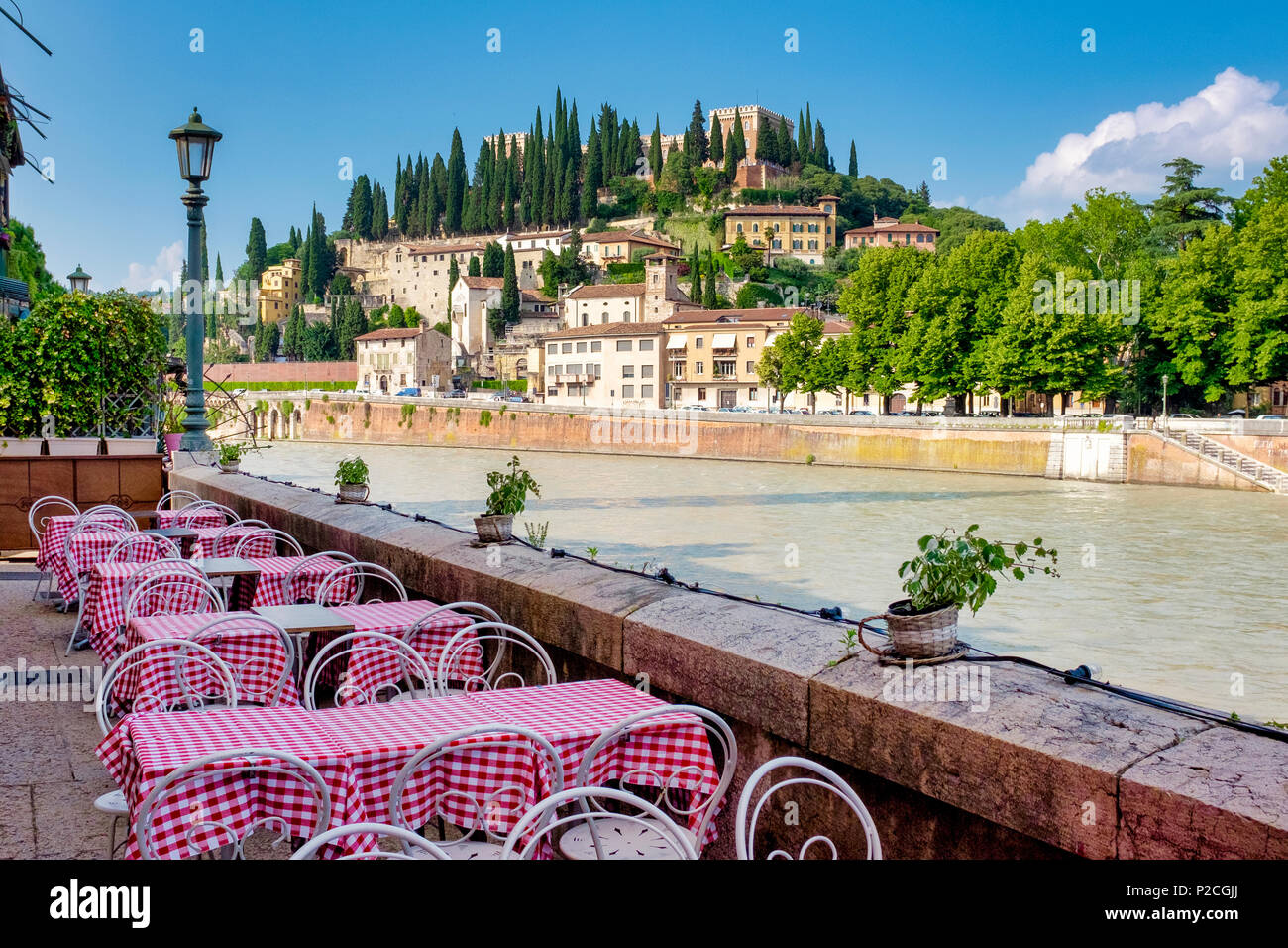 Tullio Lungoadige Donatelli y vista de Castel San Pietro , Verona Italy Foto de stock