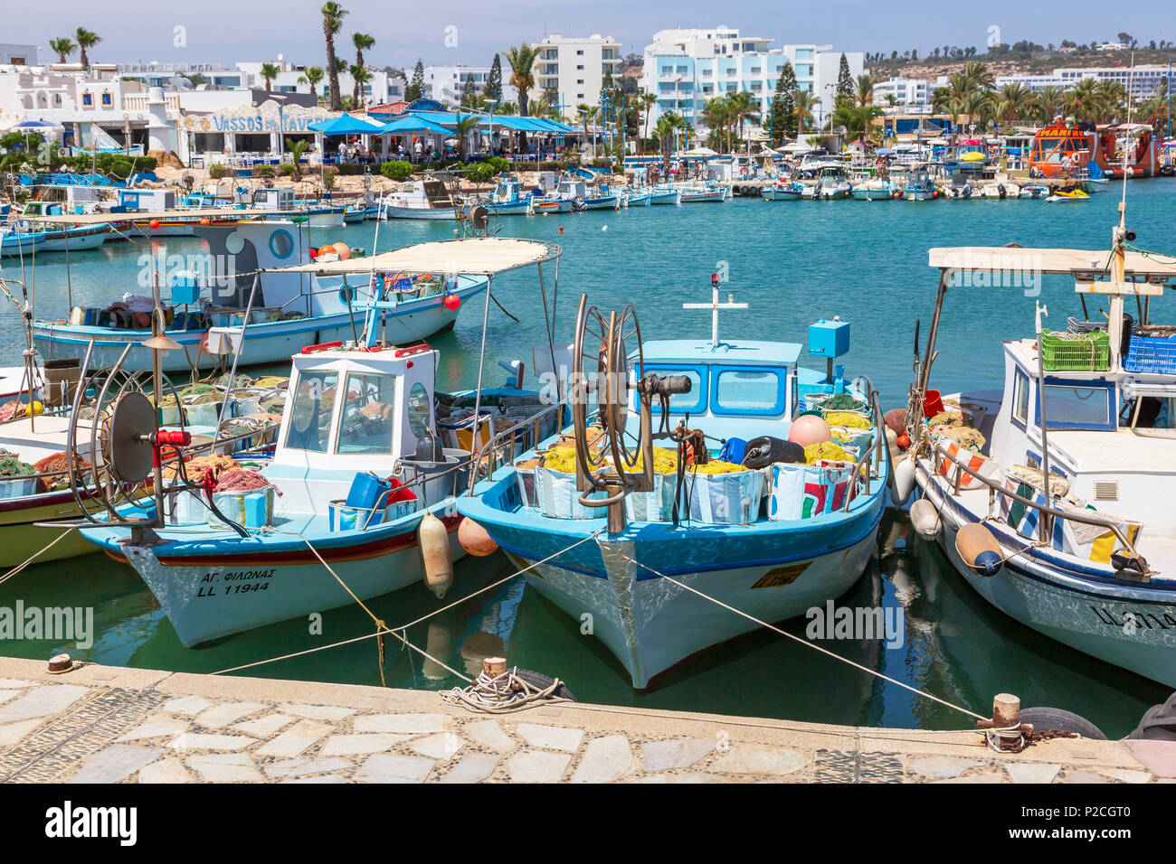 Antiguo puerto pesquero, Agia Napa, Chipre con las tradicionales barcas de pesca Foto de stock