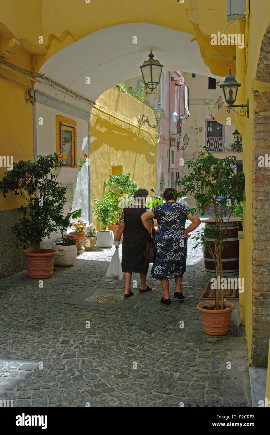 Via del Castello: una pequeña calle interesante en Formia (Italia) Foto de stock