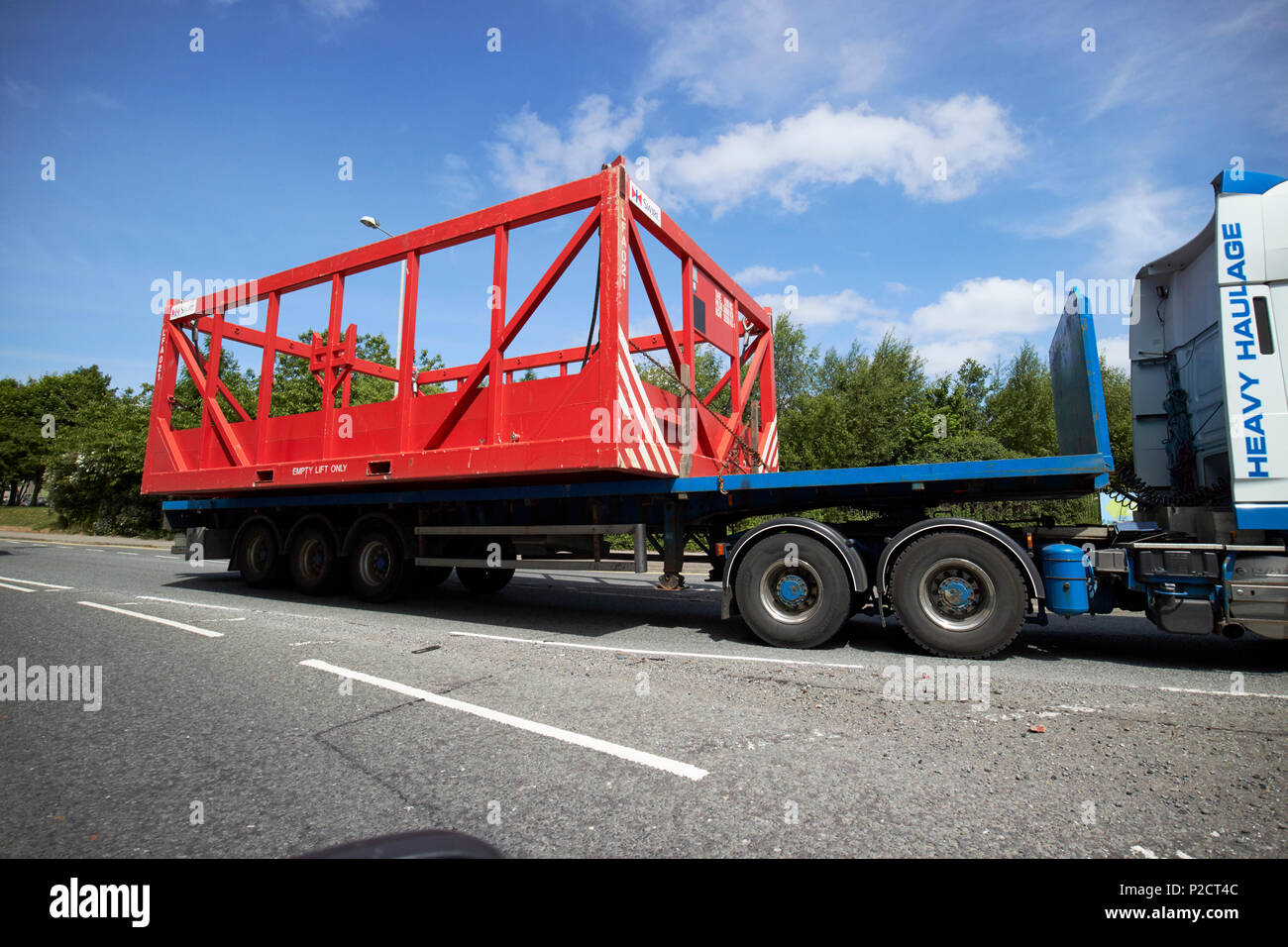 Carretera Transporte pesado camión que transportaba carga ancha estructura metálica grande lancashire Inglaterra Foto de stock