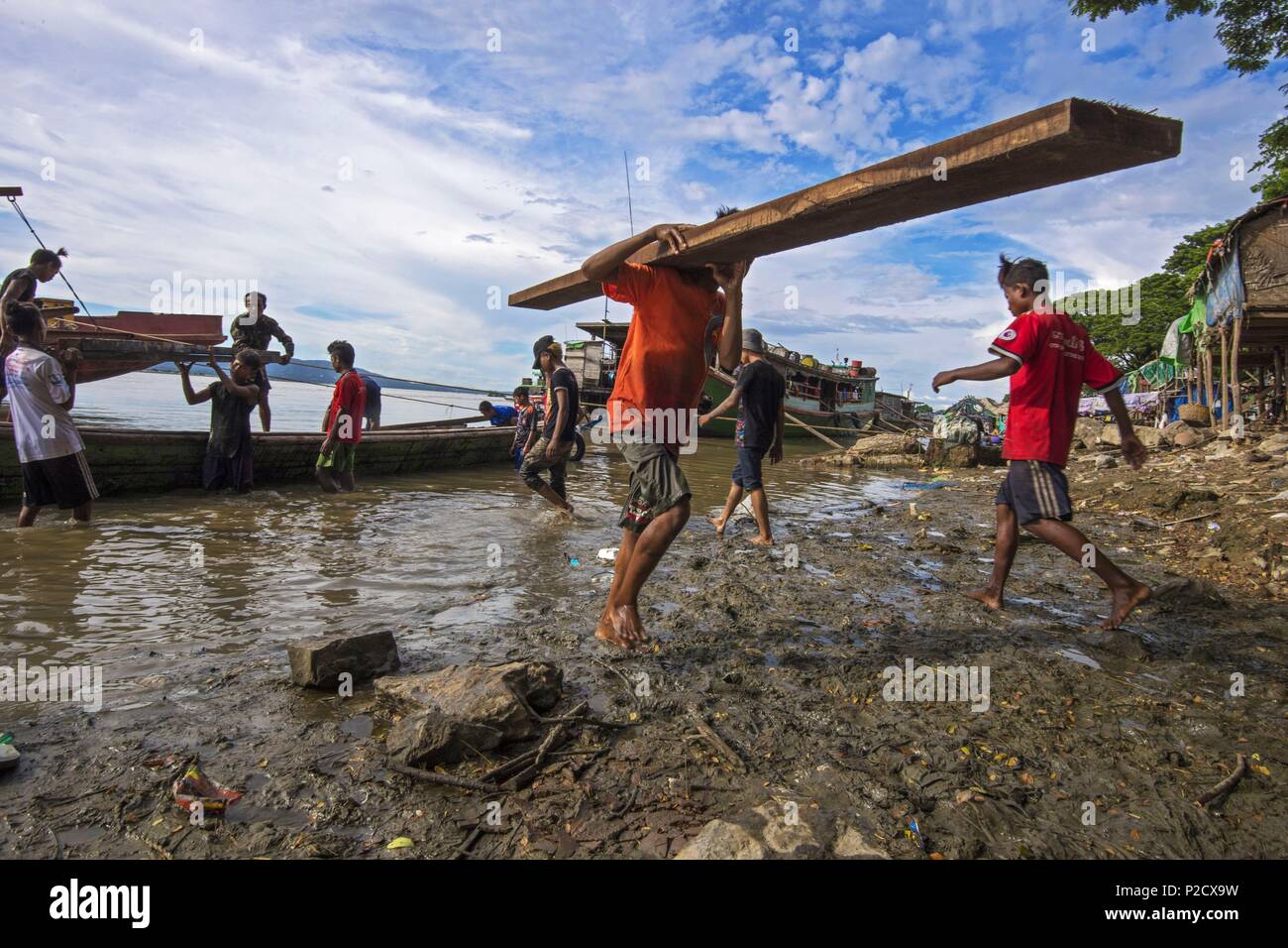 Myanmar, Mandalay, vivienda temporal en el banco del río Irrawadi Foto de stock