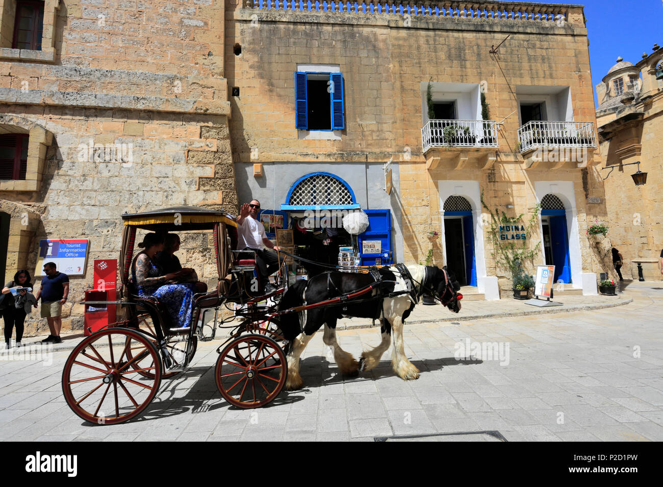 Cabalgata turística en la ciudad silenciosa de Mdina, Malta Foto de stock