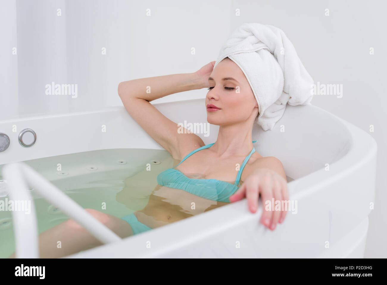 Прикрылась полотенцем. Девушка с полотенцем на голове. Девушка в полотенце в ванной. Девушка с полотенцем на голове в ванной. Женщина в купальнике в ванне.