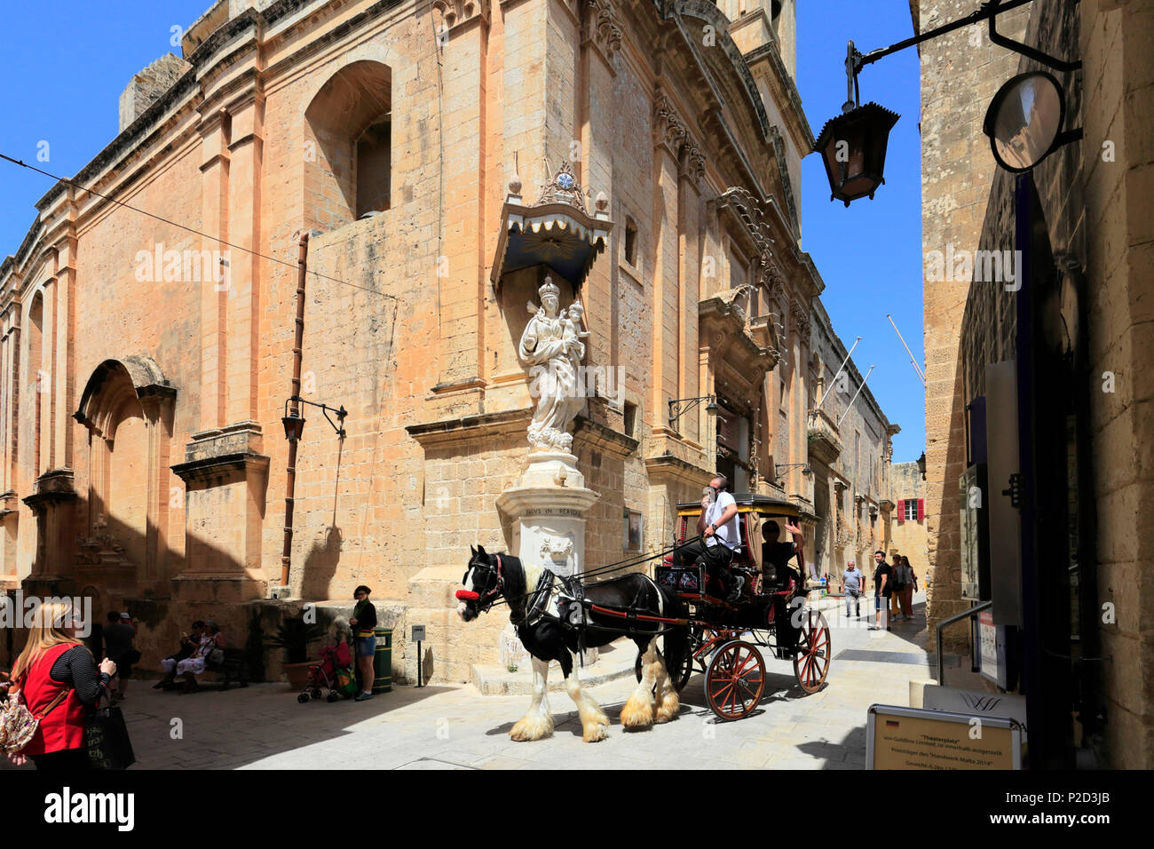 Cabalgata turística en la ciudad silenciosa de Mdina, Malta Foto de stock