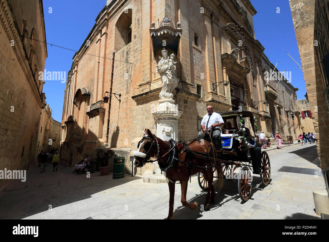 Cabalgata turística en la ciudad silenciosa de Mdina, Malta Foto de stock