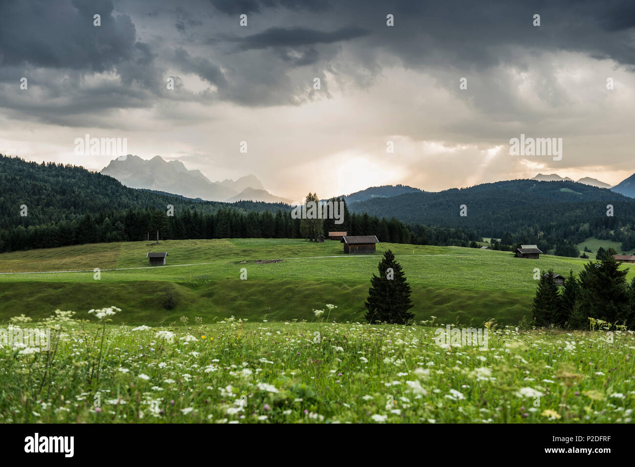 Prados y tormenta, cerca de Mittenwald, Alta Baviera, Baviera, Alemania Foto de stock