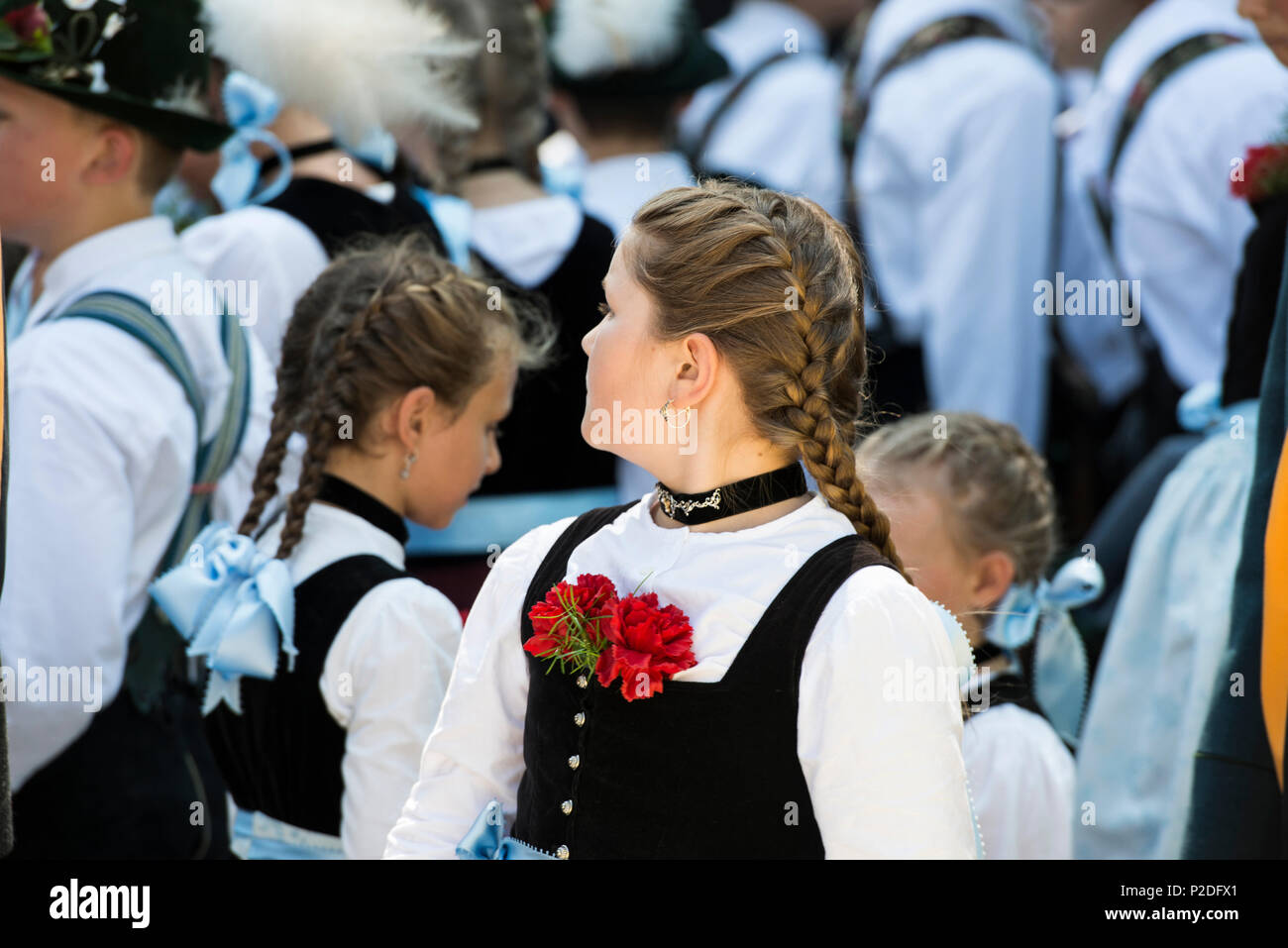 Las niñas en traje tradicional en los tradicionales prozession, Garmisch-Partenkirchen, Alta Baviera, Baviera, Alemania Foto de stock