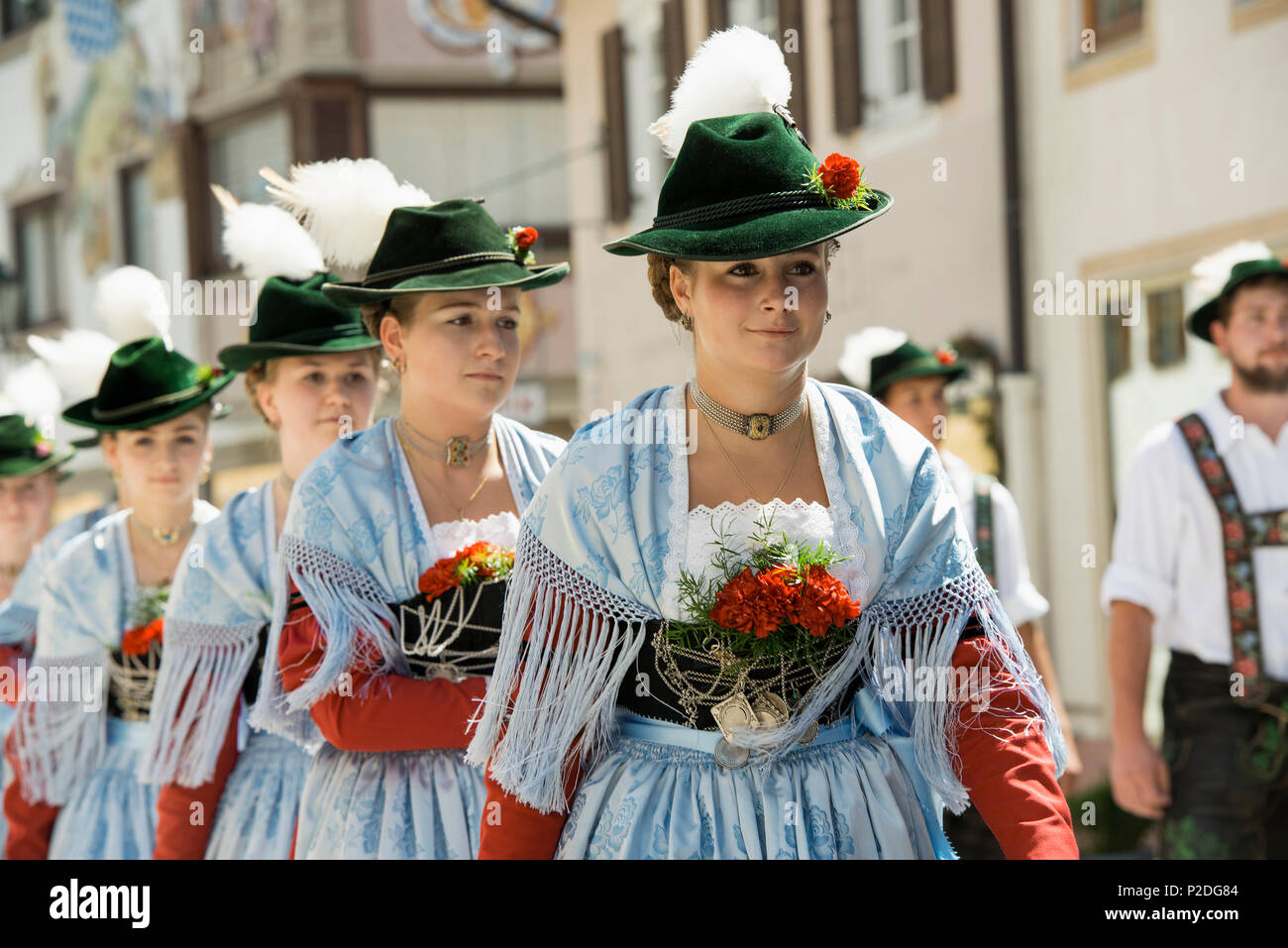 Las mujeres vestidas con ropas tradicionales, la tradicional procesión, Garmisch-Partenkirchen, Baviera, Alemania Foto de stock