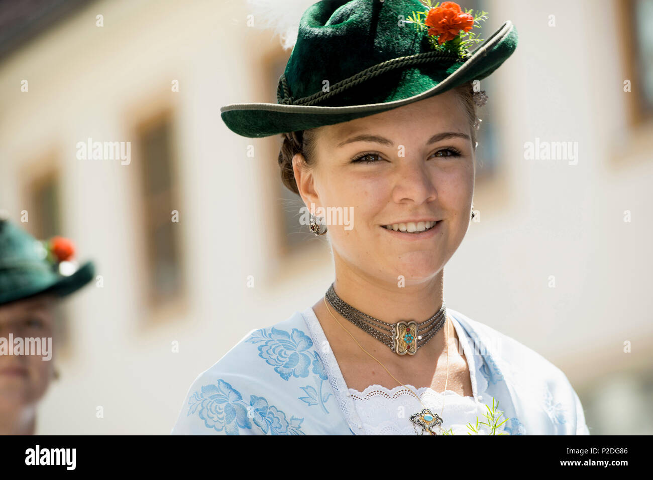 Mujer vistiendo ropas tradicionales, la tradicional procesión, Garmisch-Partenkirchen, Baviera, Alemania Foto de stock