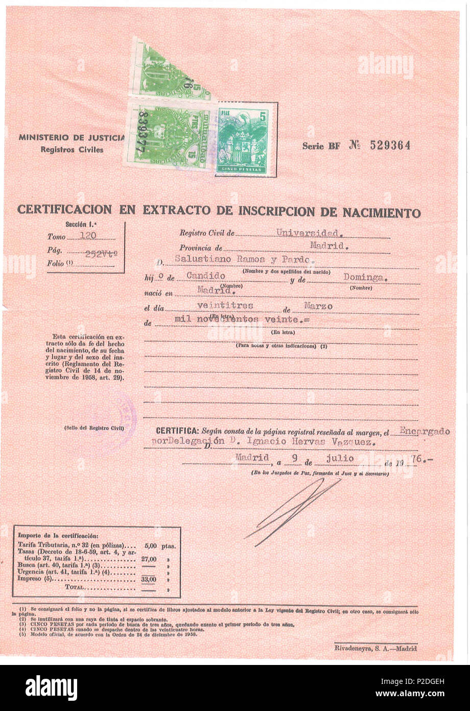 Inglés: certificados . 1976. Registro Civil 50 Salustiano Ramos y Pardo  (Madrid 23-03-1920) certificado de nacimiento Fotografía de stock - Alamy