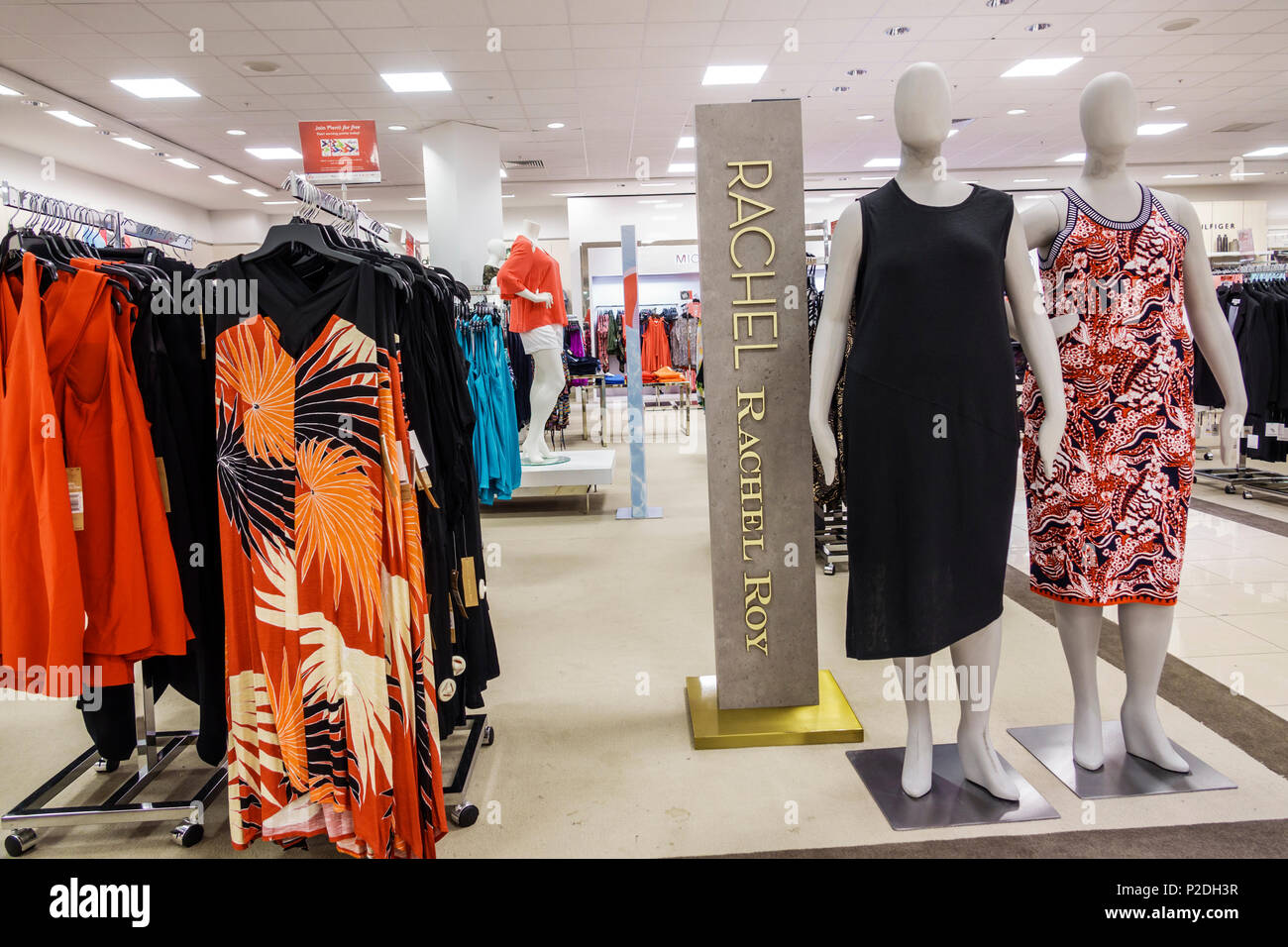 Florida Jensen Beach Macy's Department Store dentro de las tiendas de  interior, mujeres más talla ropa vestidos Rachel Roy Mannequins mostrar  venta Fotografía de stock - Alamy