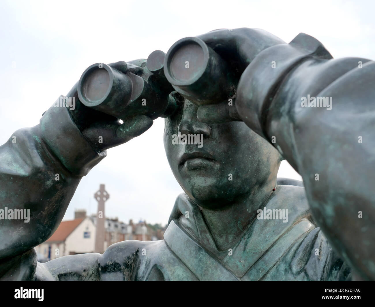Detalle de la estatua de un birdwatcher cerca del Scottish Seabird Centre en North Berwick, East Lothian, Escocia, Reino Unido. Foto de stock
