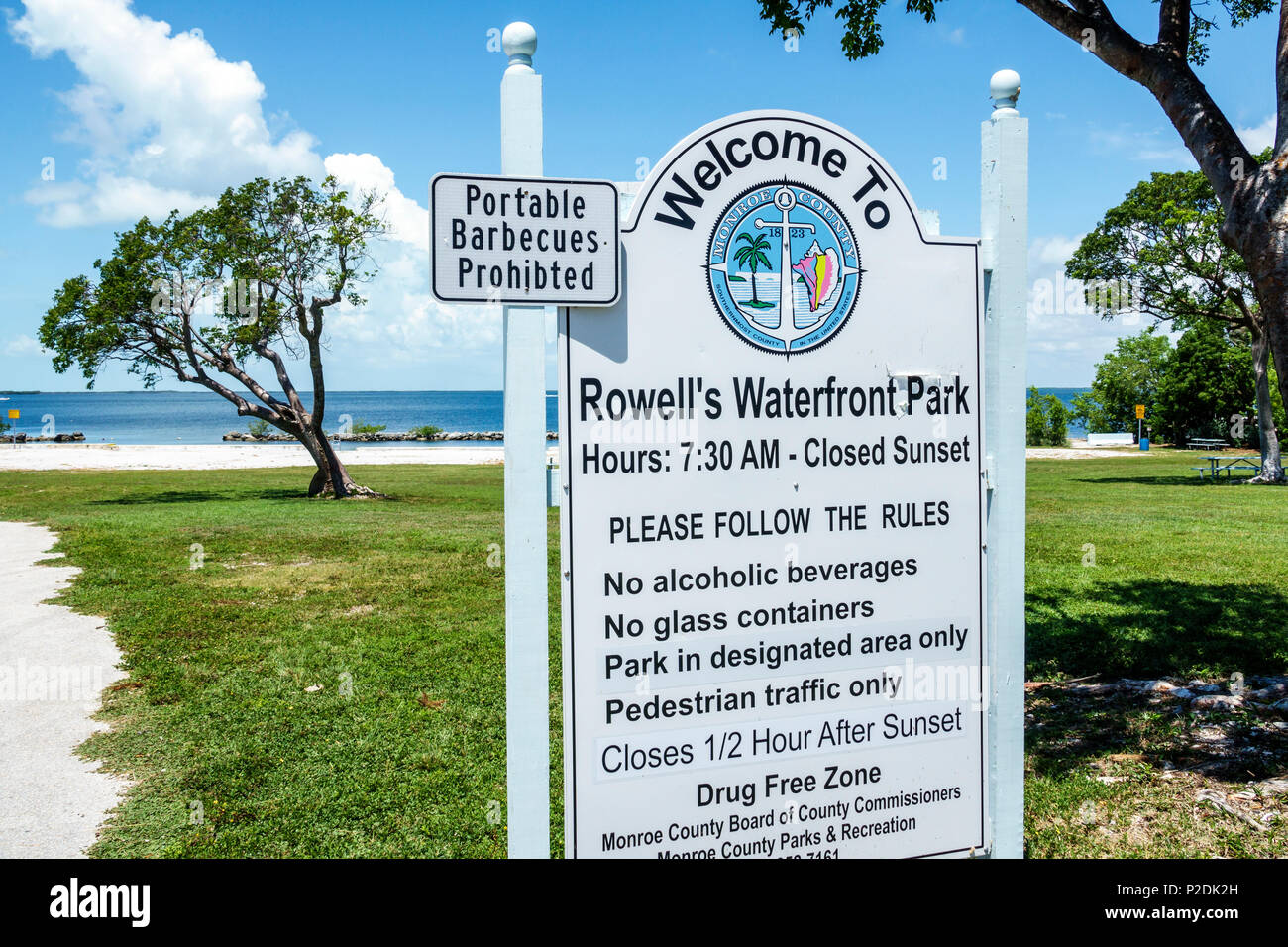 Florida Upper Key Largo Florida Keys, Rowell's Waterfront Park, Blackwater sound, señal, reglas del parque, zona libre de drogas, sin alcohol, FL170818008 Foto de stock