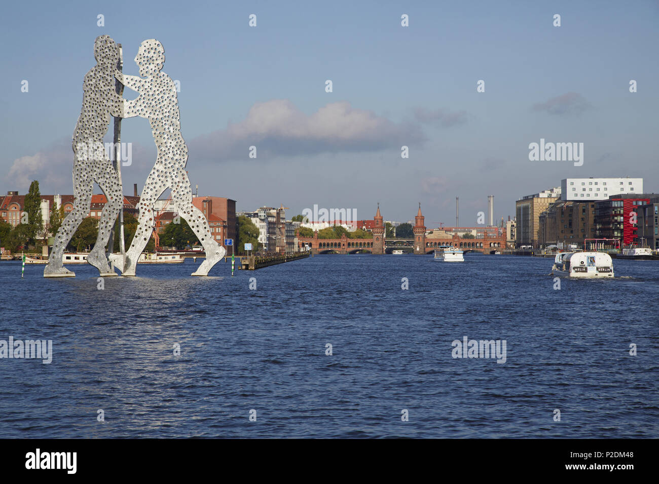 La escultura de la Molécula hombre cerca de puente Oberbaumbruecke, Spree, Berlín, Alemania, Europa Foto de stock