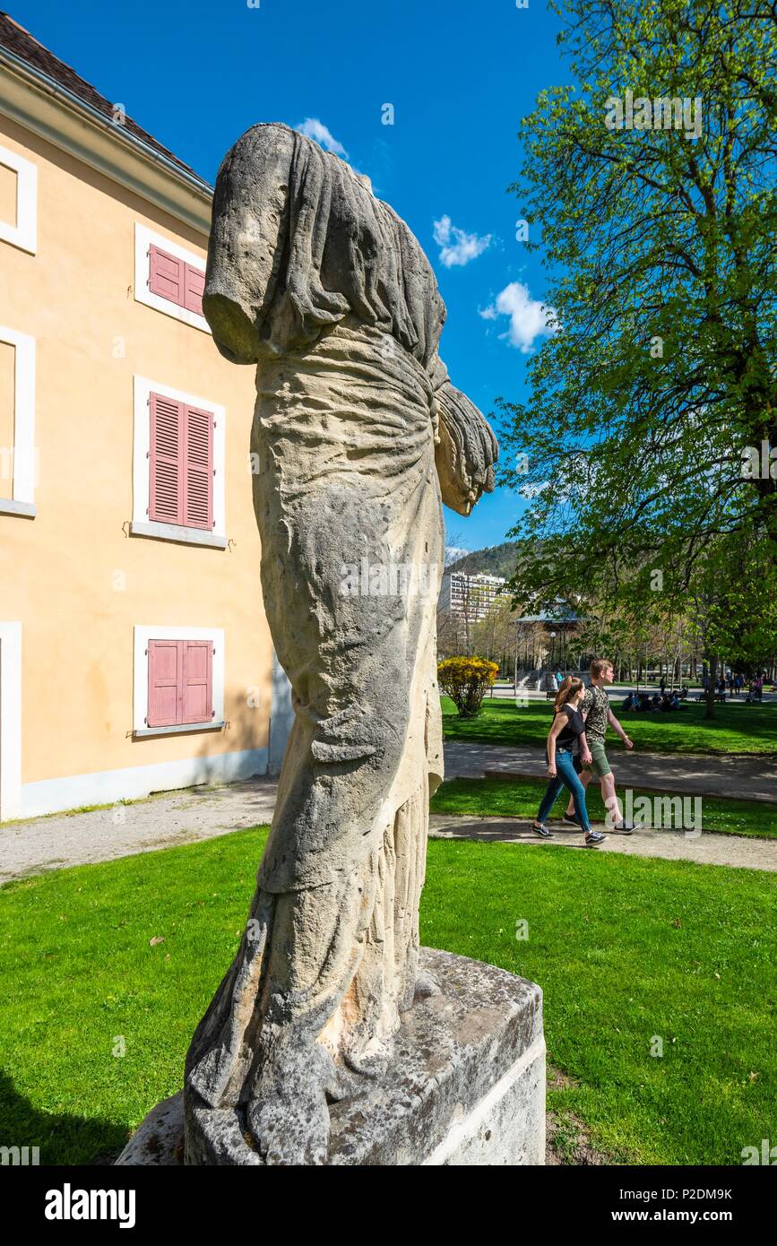 Francia, Hautes-Alpes, Gap, capital departamental, parque Pepiniere, decapitaron la estatua de la diosa Ceres, la diosa romana de la agricultura, la cosecha y la fertilidad Foto de stock