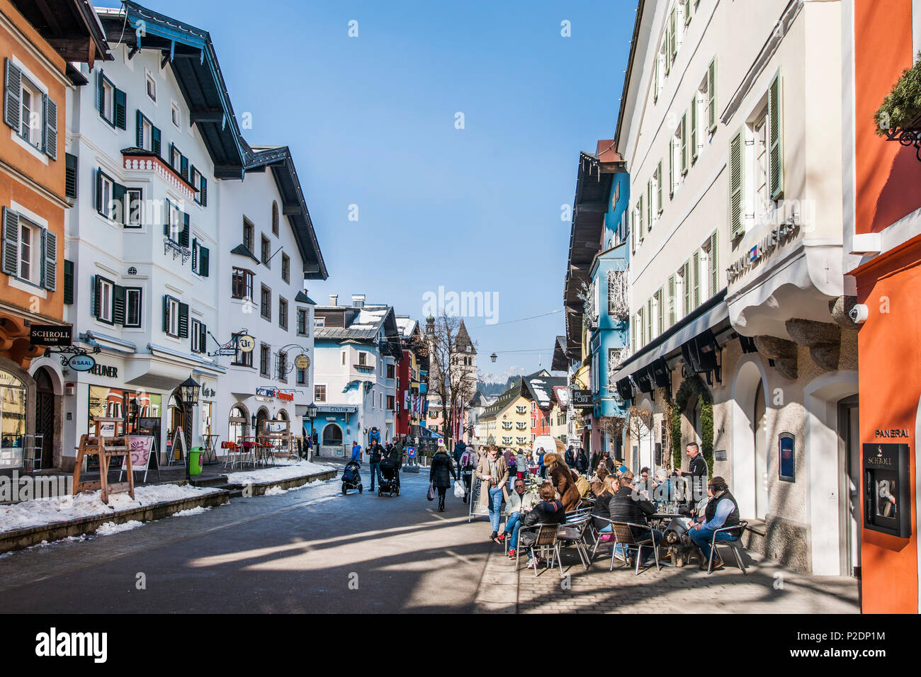 Calle de tiendas en el casco antiguo de la ciudad Vorderstadt en Kitzbuehel, Tirol, Austria, Europa Foto de stock