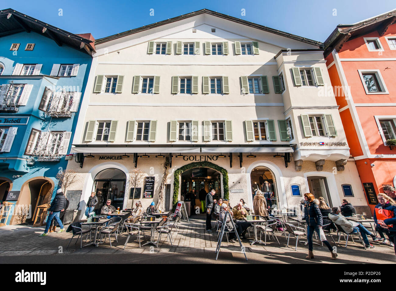 Calle de tiendas en el casco antiguo de la ciudad Vorderstadt en Kitzbuehel, Tirol, Austria, Europa Foto de stock