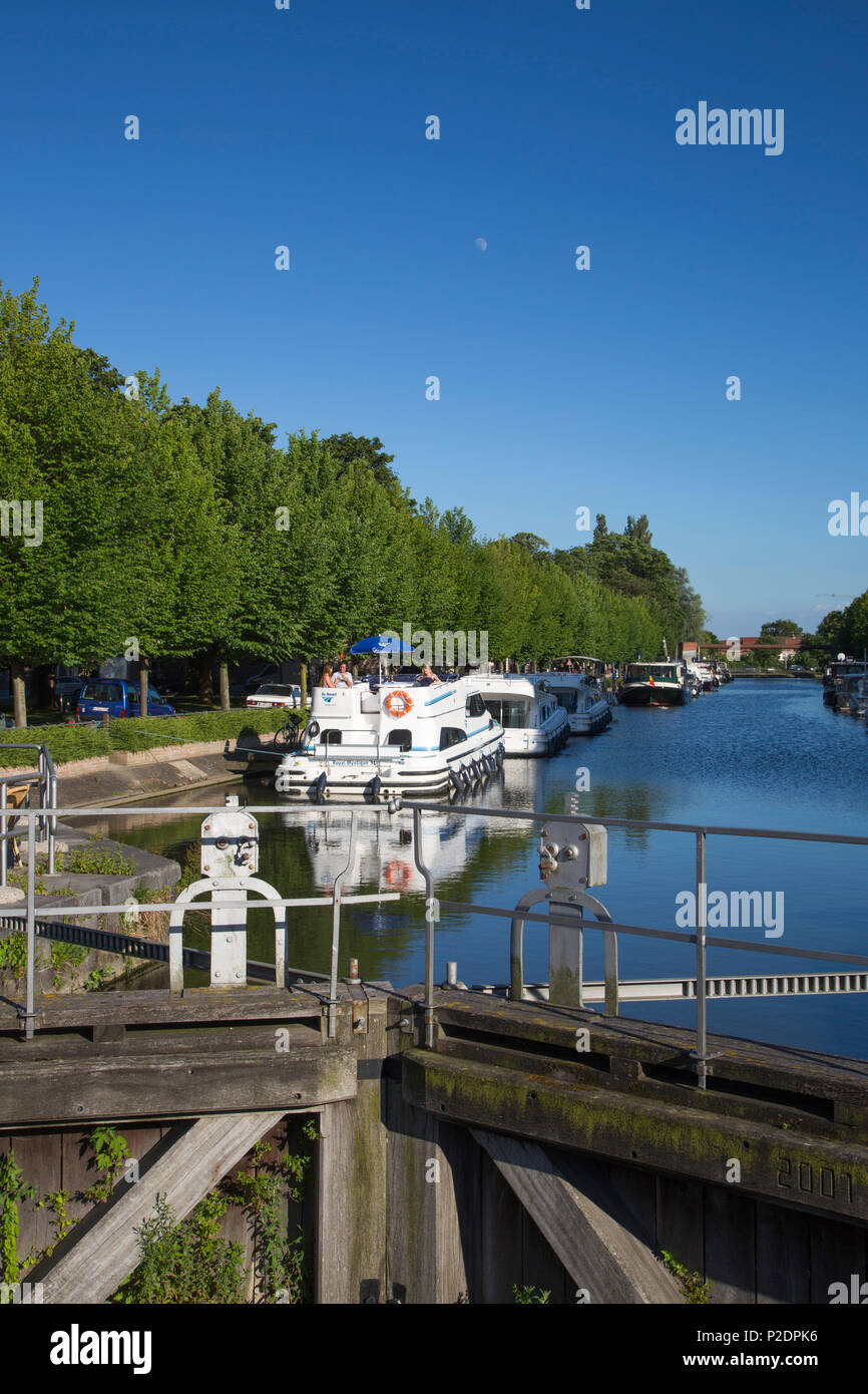 Bloqueo y Le barco casas flotantes en Coupure Marina, brujas, brujas, Flandes, Bélgica Foto de stock