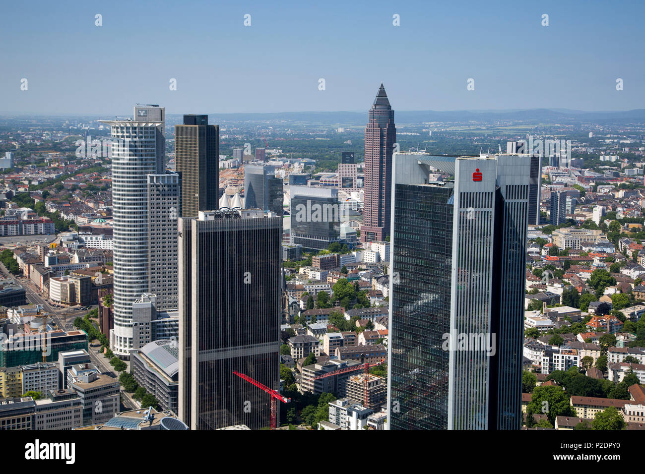 Vista desde la torre principal a través de los rascacielos, el distrito financiero de Frankfurt am Main, Hessen, Alemania, Europa Foto de stock