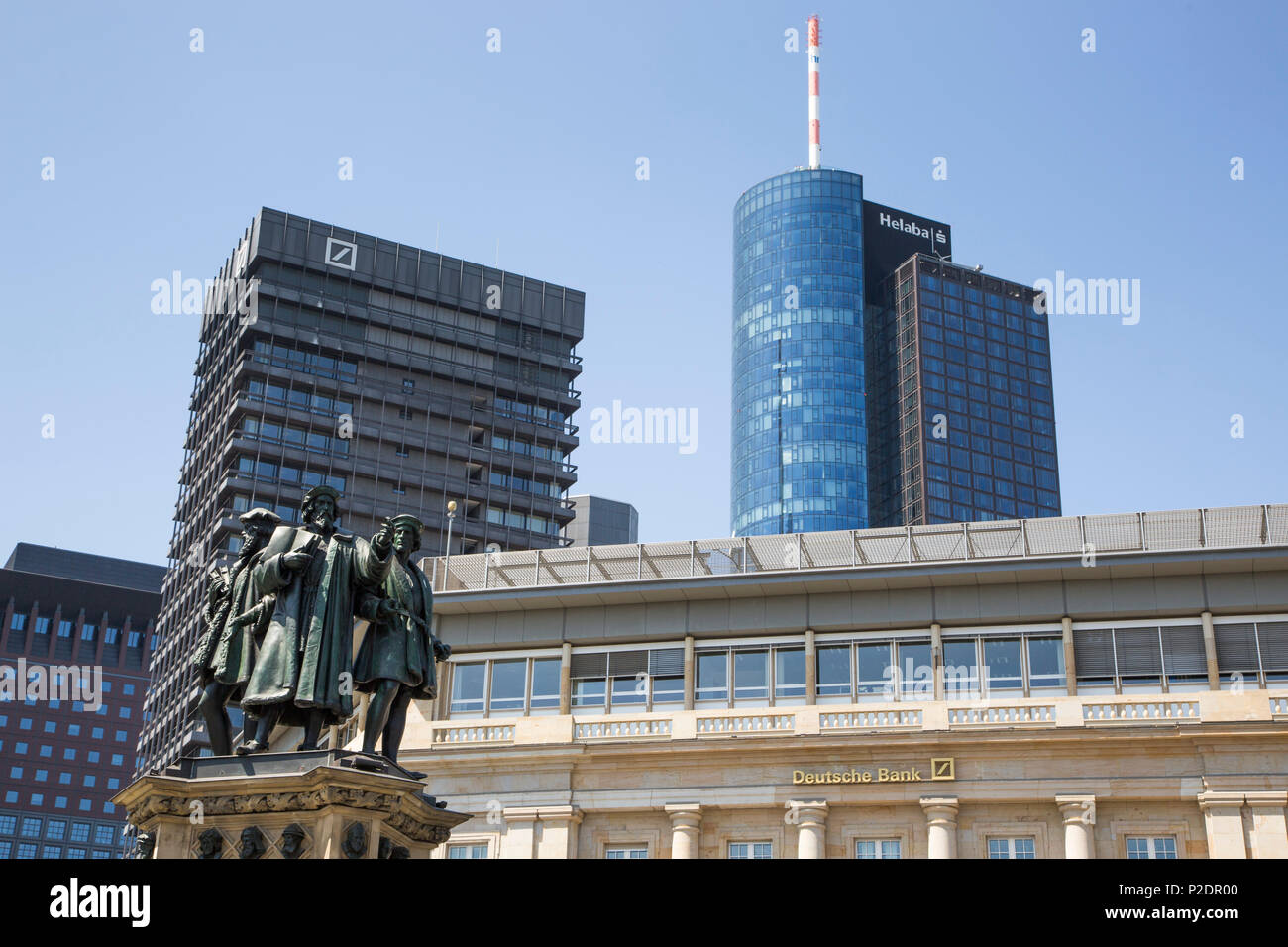 Estatua debajo de los rascacielos del distrito financiero con el Edificio Deutsche Bank y la torre principal Helaba, Frankfurt am Main, Hessen, Germen Foto de stock
