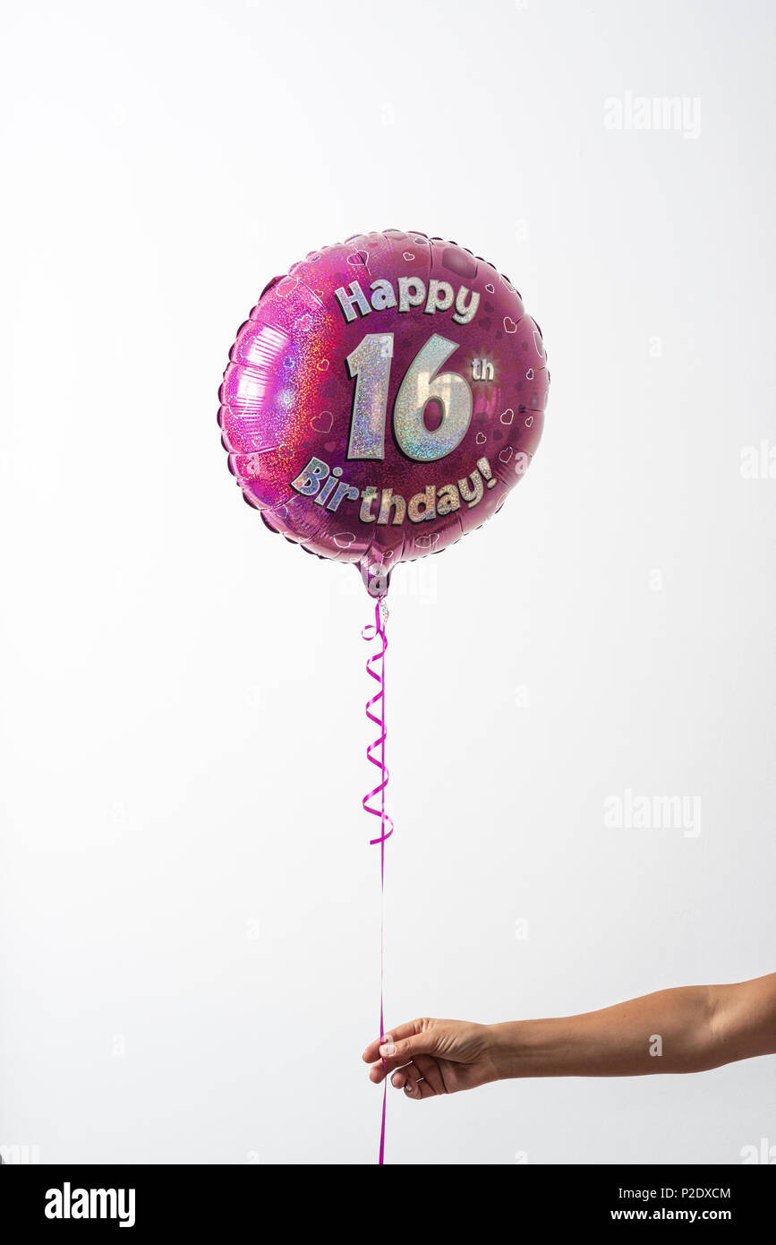 Globos de helio-feliz cumpleaños 16 Fotografía de stock - Alamy