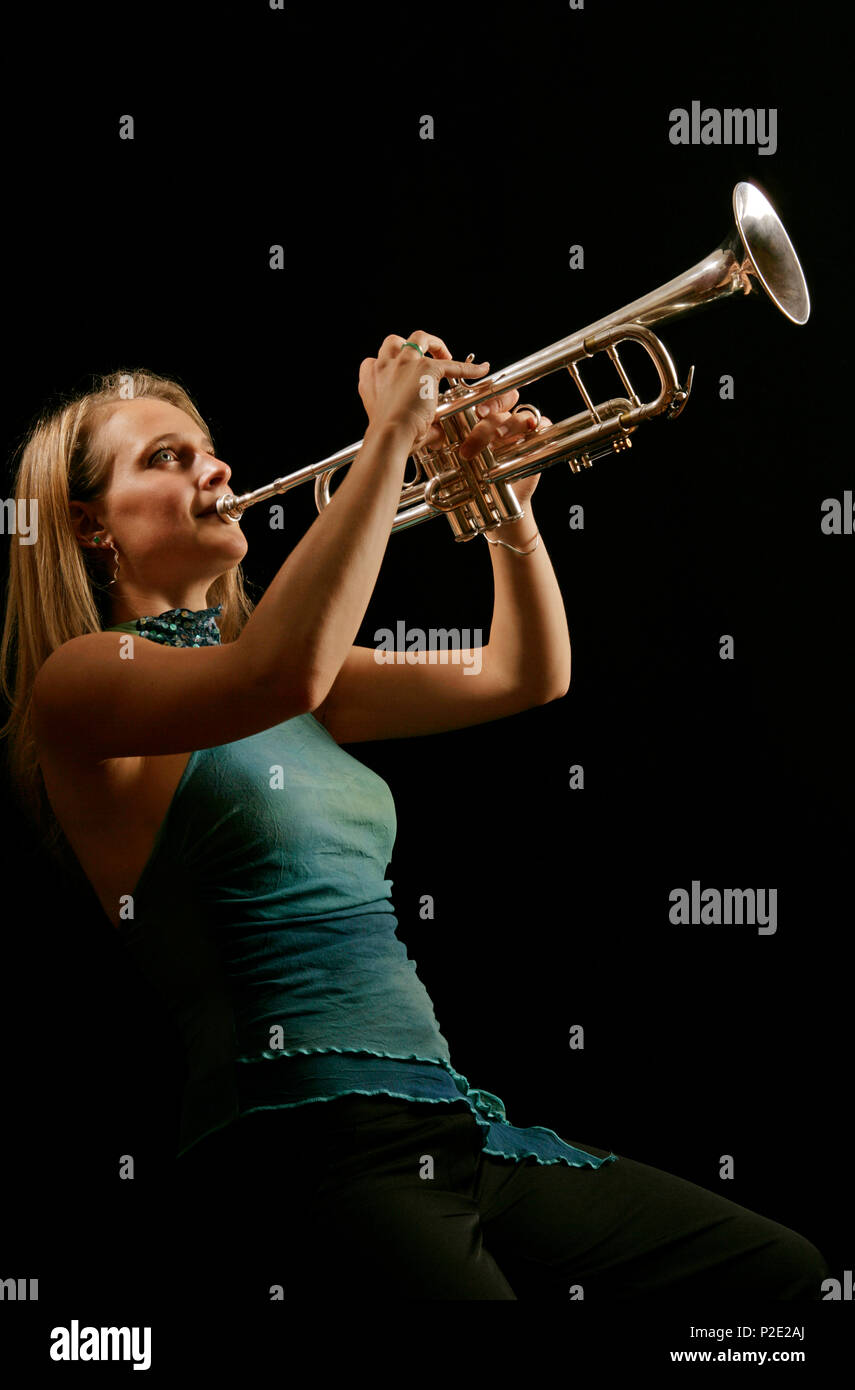 Mujer con trompeta fotografías e imágenes de alta resolución - Página 7 -  Alamy