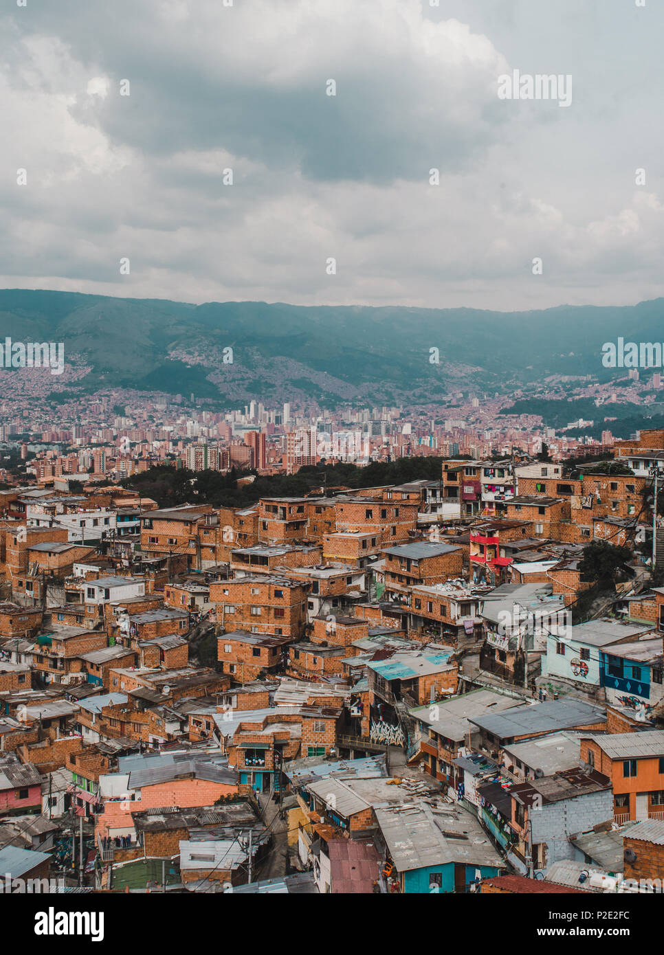 Extenso bloque brisa casas de la famosa Comuna 13 cumple los rascacielos del centro de la ciudad de Medellín, Colombia Foto de stock