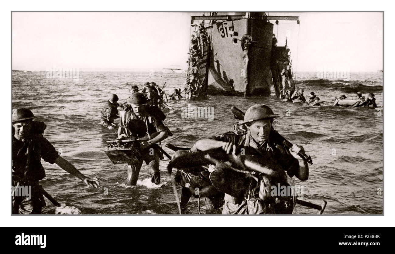 Vintage B&W imagen mar del ejército británico los desembarcos en Sicilia Italia, 1943 invasión aliada de Sicilia, Italia con tropas británicas vadeando a la tierra desde un Landing Craft Foto de stock
