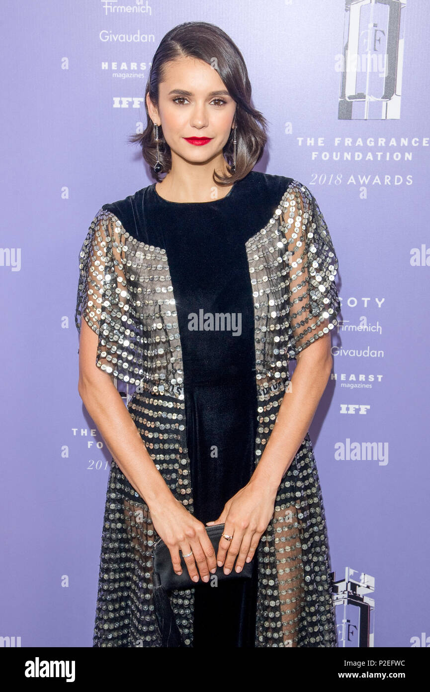 New York, NY - Junio 12, 2018: Nina Dobrev vistiendo traje de Dior atiende  2018 Premios de la Fundación de fragancia en Alice Tully Hall en Lincoln  Center Fotografía de stock - Alamy