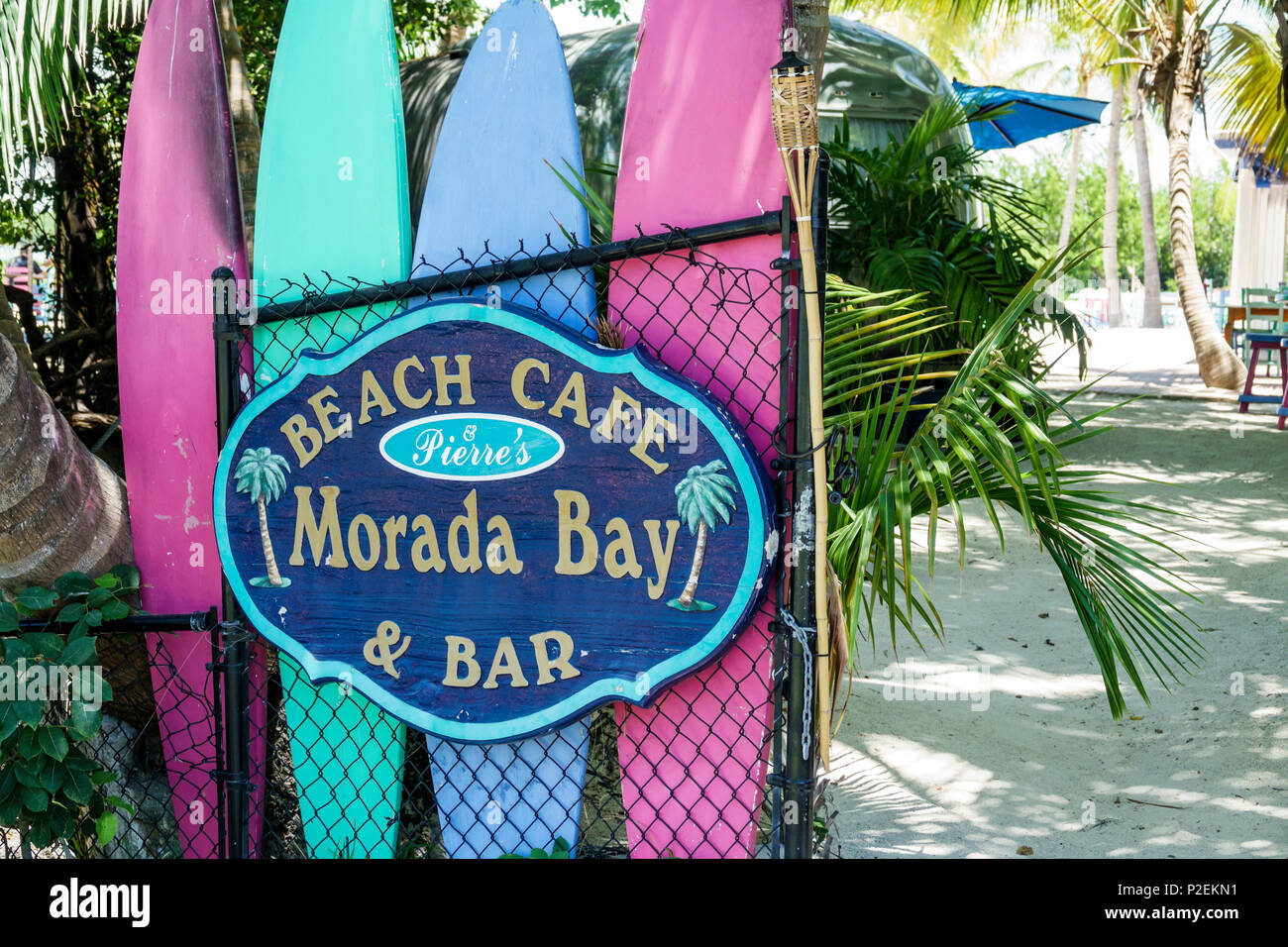 Florida Upper Florida Keys,Islamorada,Pierre's Beach Cafe & Bar Morada Bay,restaurante restaurantes comida comedor cafés,entrada,tablas de surf,signo,FL17 Foto de stock