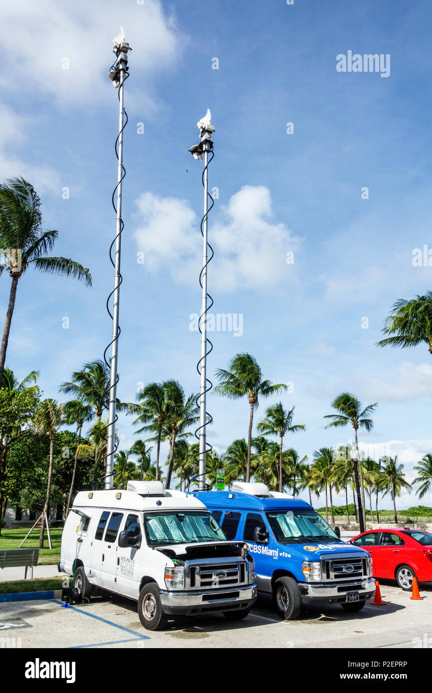 Miami Beach Florida, estación de medios móviles, televisión, antena parabólica elevada, furgonetas, emisión remota, FL170911022 Foto de stock