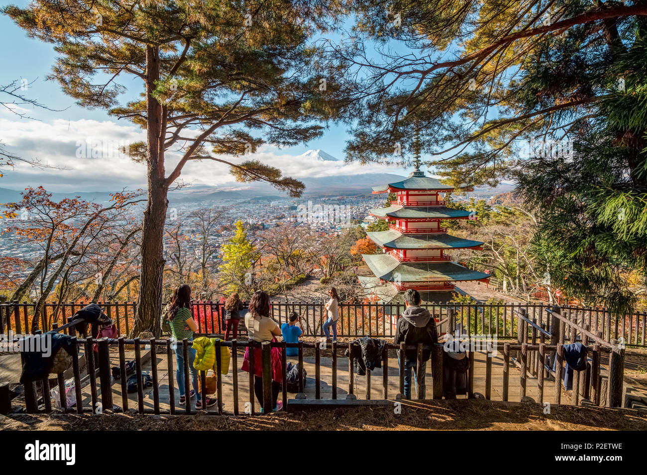 Los turistas procedentes de Asia disfrutar tomando fotos de Mt. Fuji y Chureito Pagoda en otoño, Fujiyoshida, prefectura de Yamanashi, Japón Foto de stock