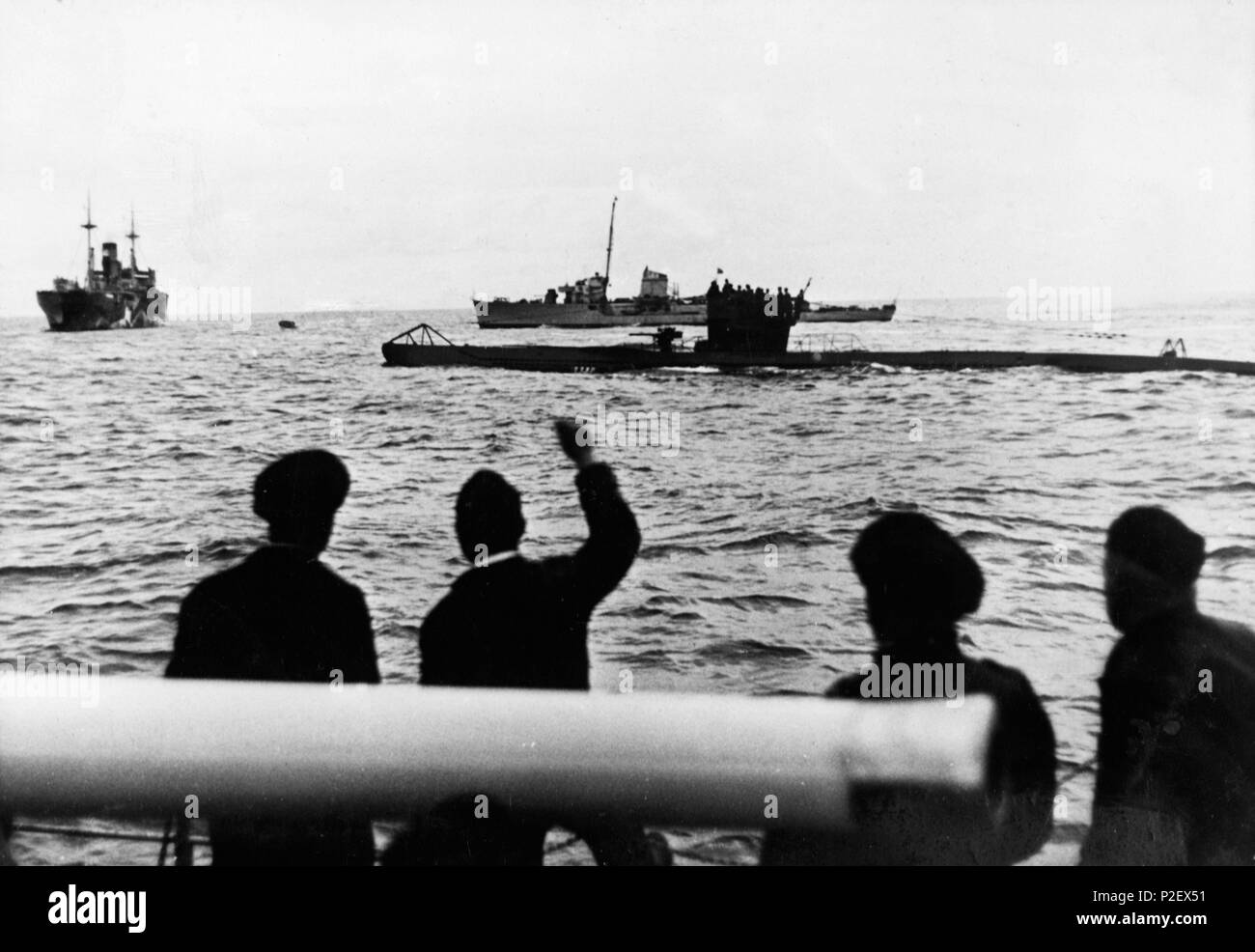 Submarino alemán saliendo de un puerto. Foto de stock