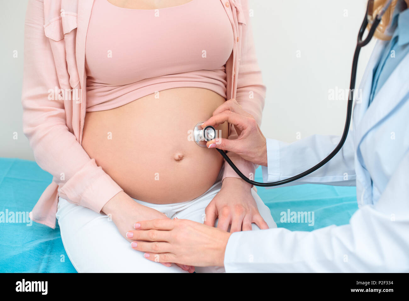 Captura recortada del obstetra ginecóloga escuchar latidos del corazón del  feto de la mujer embarazada del niño con un estetoscopio Fotografía de  stock - Alamy