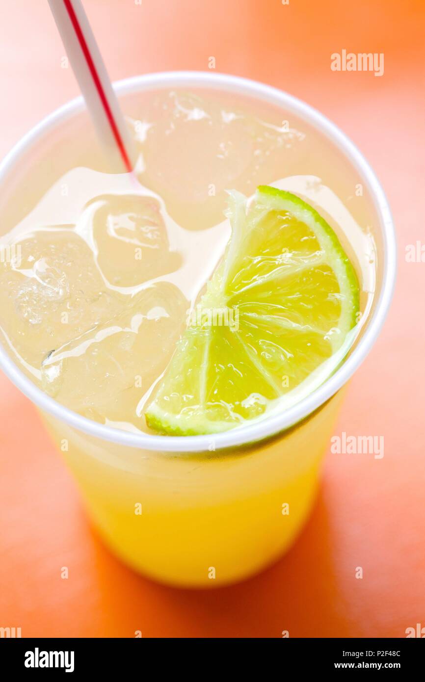 Bahamas, New Providence, Nassau, limonada con hielo en el restaurante Attena Foto de stock