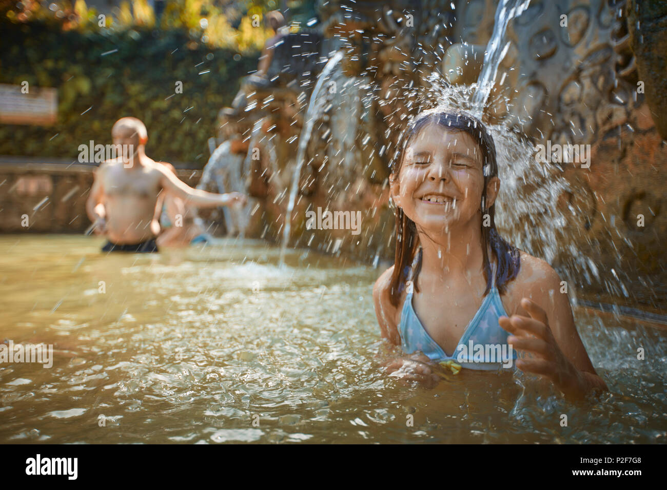 Niña de 8 años, Hot Springs Air Panas banjar en Bubunan, Bali, Indonesia Foto de stock