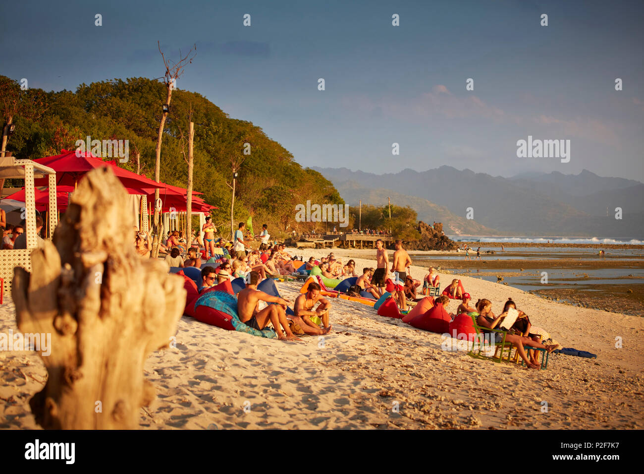 A los huéspedes en un bar de playa, Gili Trawangan, Lombok, Indonesia Foto de stock