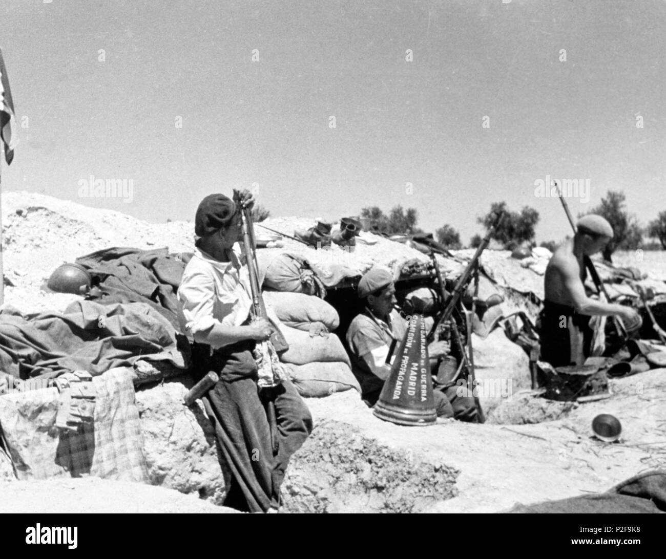 Álbumes 33+ Imagen de fondo españa en dos trincheras. la guerra civil en color descargar Mirada tensa