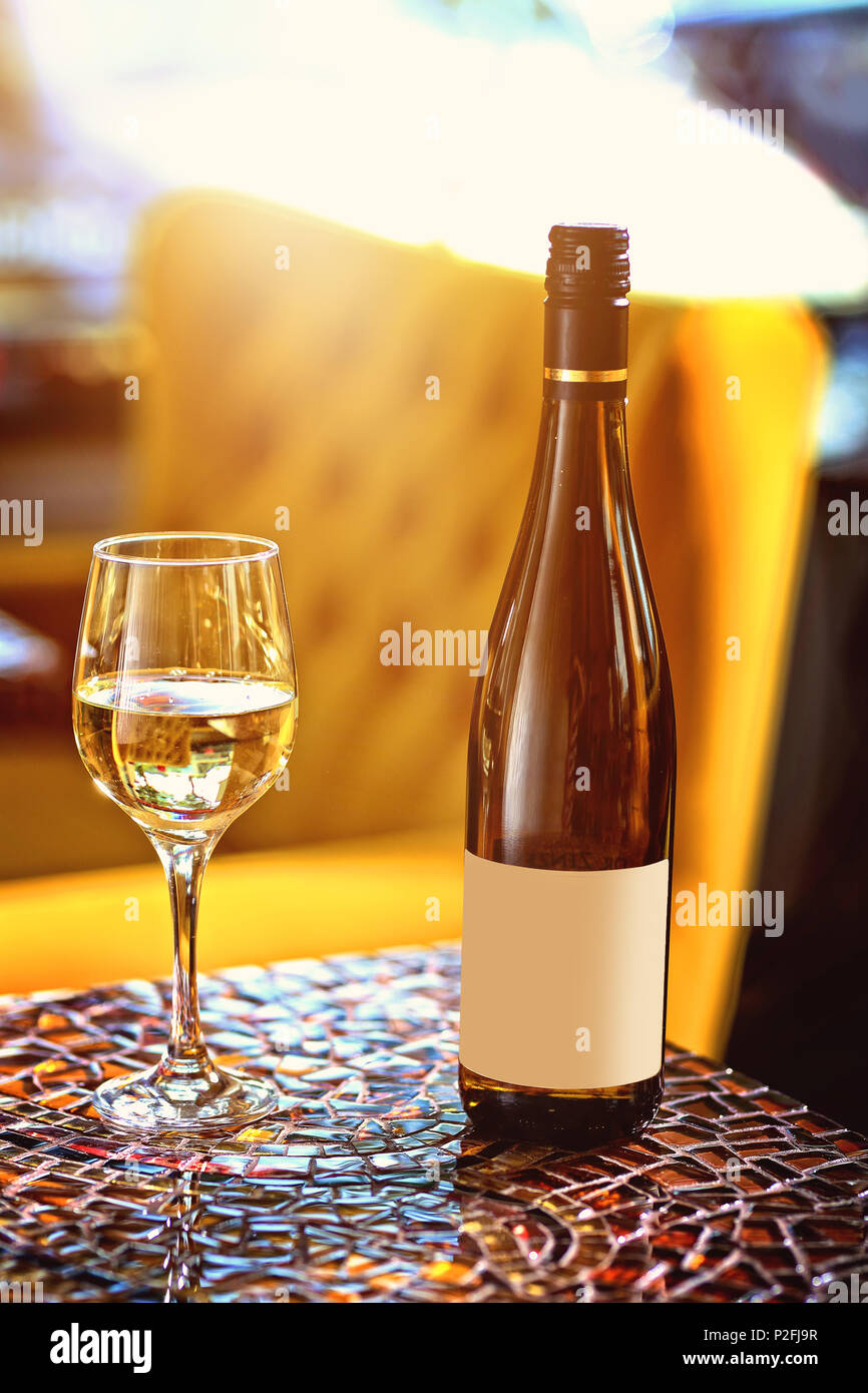 Verter el vino blanco seco en el restaurante Foto de stock