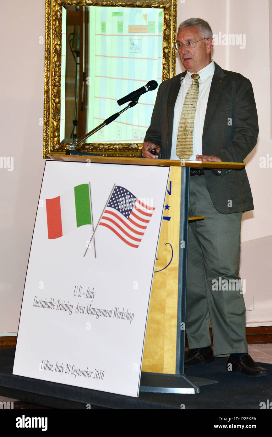 Perry Doerr, Jefe de la Subdivisión de Capacitación, elemento de apoyo a la Misión USAREUR direcciones de Vicenza, miembros del ejército de los Estados Unidos, el Ejército italiano, las autoridades italianas y civiles de COMIPAR Italiano (Comité de Protección Ambiental) en el área de capacitación de programas de manejo sostenible, en Udine, Italia, el 20 de septiembre de 2016. (Ee.Uu. Foto del ejército por información visual especialista Paolo Bovo/liberado) Foto de stock