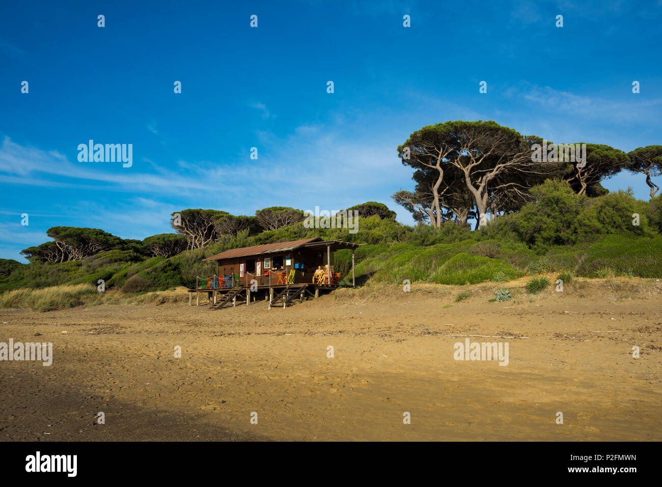 Bar de playa, Populonia, cerca de Piombino, en la provincia de Livorno, Toscana, Italia Foto de stock
